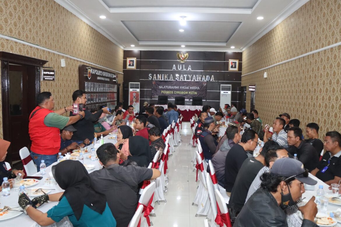 Pererat Silaturahmi, Kapolres Cirebon Kota Ajak Awak Media Makan Siang Bersama