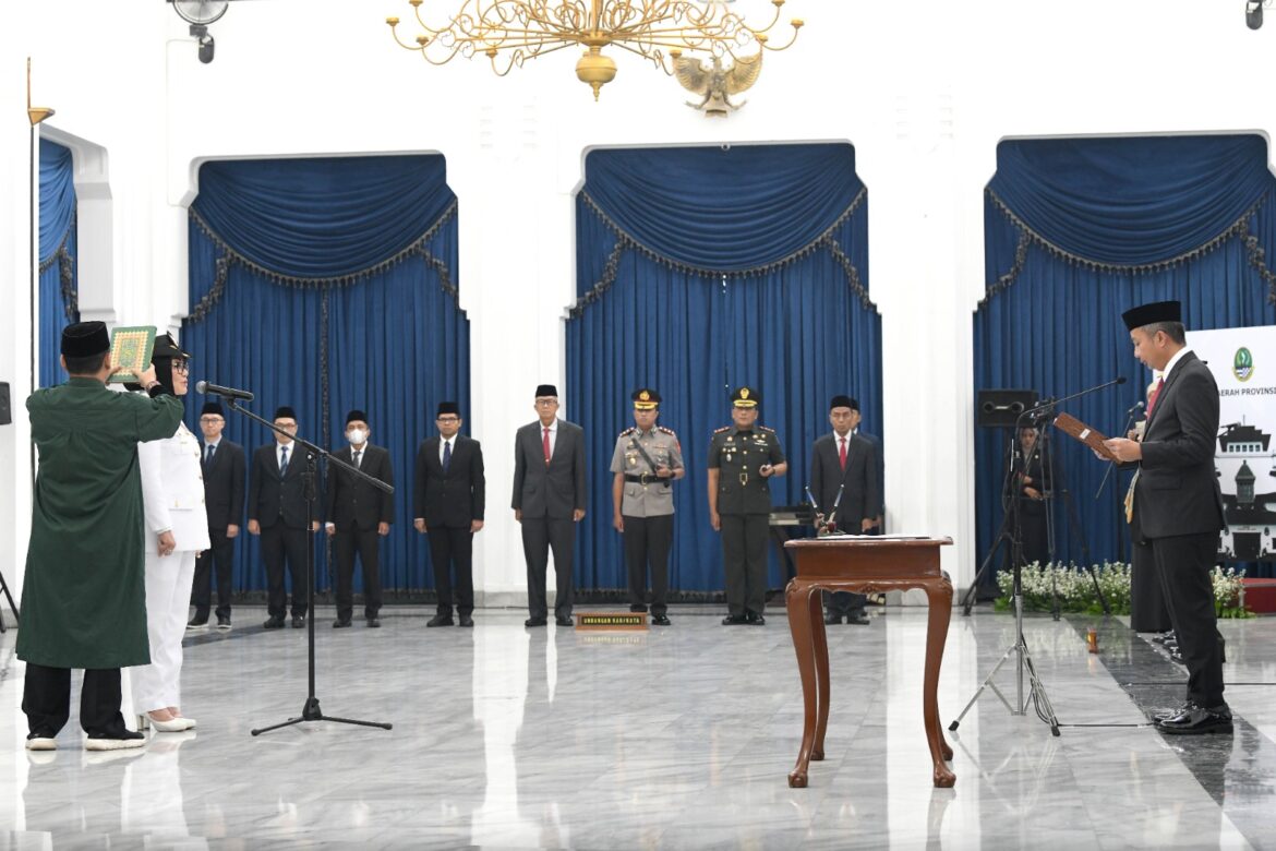 Bey Machmudin Lantik Eti Herawati sebagai Wali Kota Cirebon