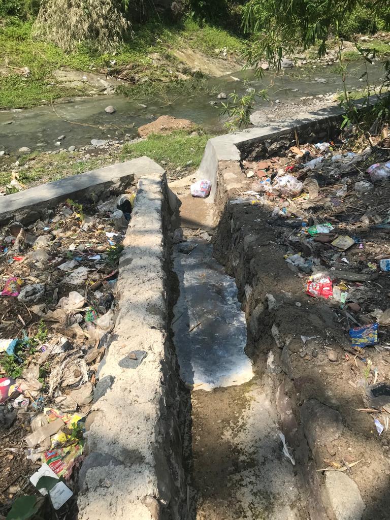 Ironis,….! Baru Selesai di Kerjakan Pembangunan Perkuatan Tebing Sungai Cigora Dukuh Parenca Sudah Mengalami Kerusakan