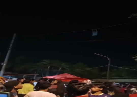 Diduga Depresi Karena Putus Cinta, Pemuda Sragi Ini Nekat Panjat Tiang Listrik