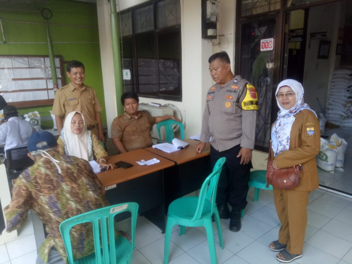 Kelurahan Pulasaren Bagikan Beras Bansos 10 Kg Sebanyak 1,037 KPM Tepat pada Sasaran ke Warga Kurang Mampu