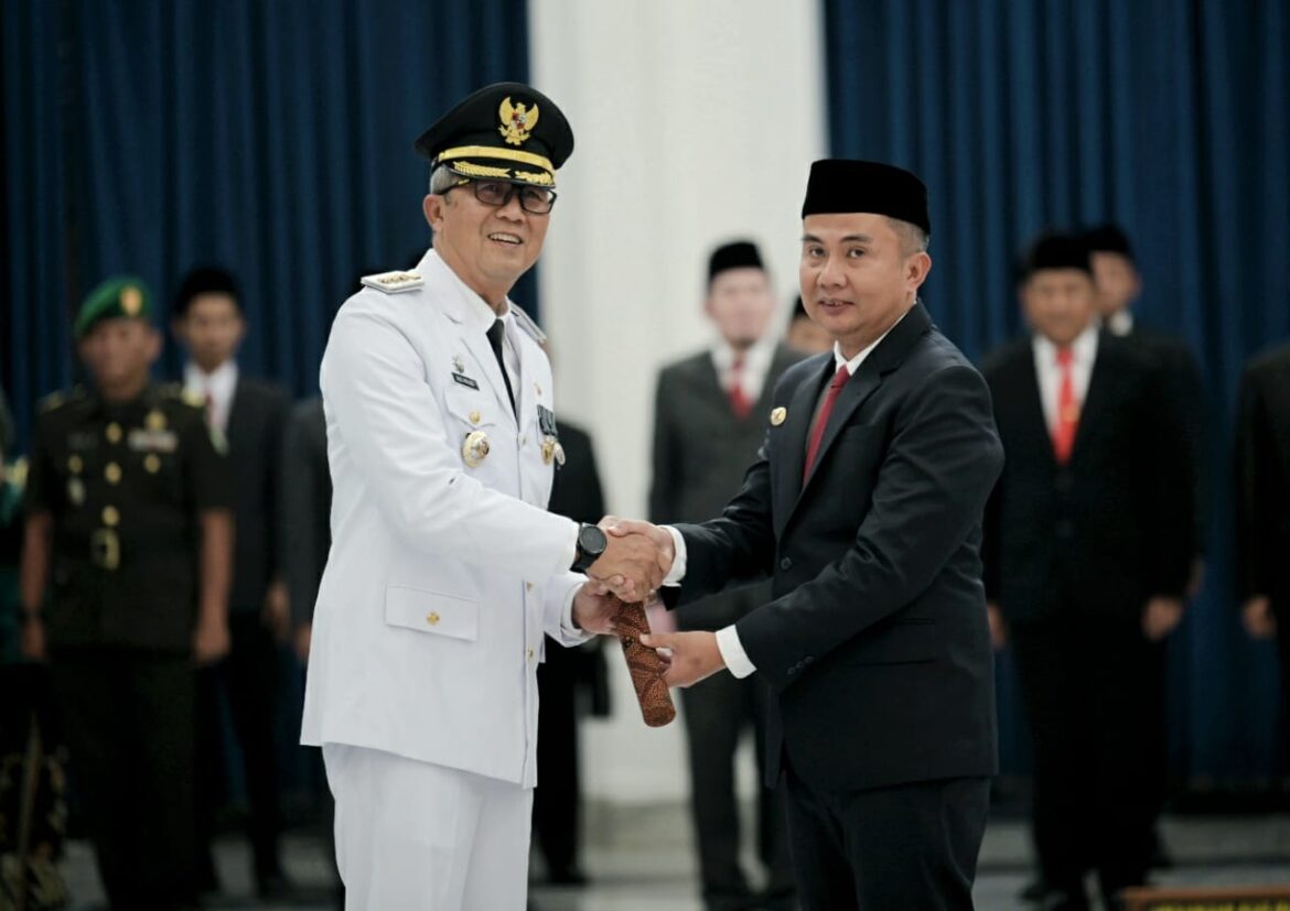 Bey Machmudin Lantik Agus Mulyadi sebagai Penjabat Wali Kota Cirebon