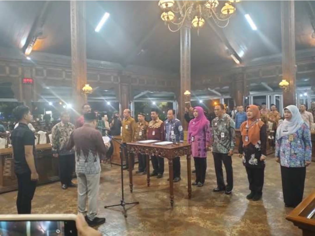 Pj. Bupati Jepara Tadi Malam Melantik 10 Orang Pejabat Tinggi Pratama di Pemkab Jepara. 