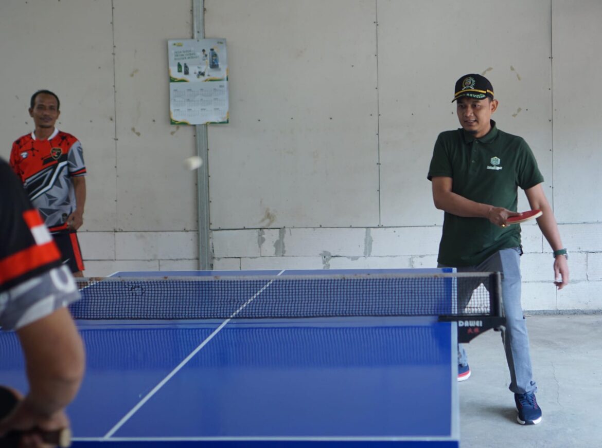 Dalam Upaya Mendorong Prestasi Tenis Meja, Haizul Maarif Sumbangkan Set Meja Tenis
