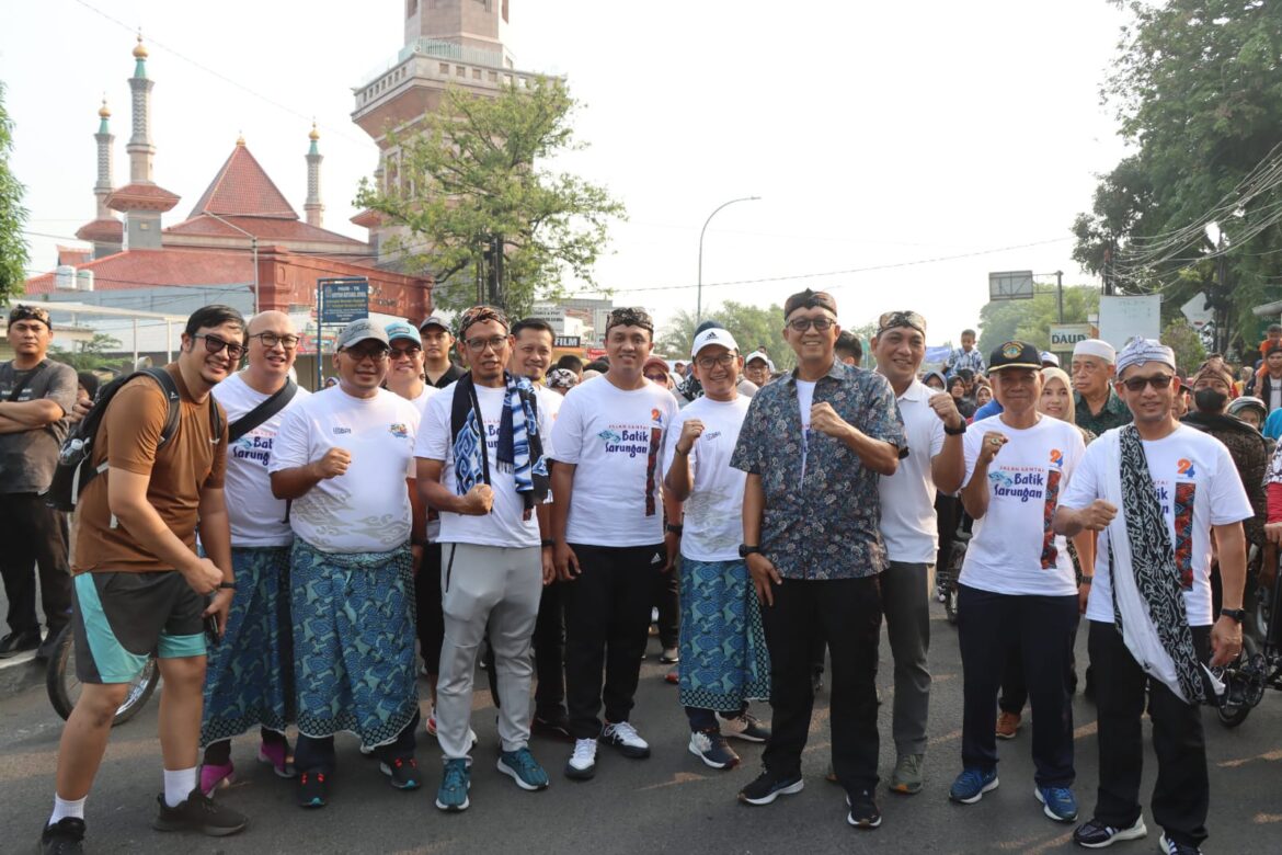 Kapolres Cirebon Kota Ikuti Jalan Santai Batik Sarungan HUT ke 24 Radar Cirebon