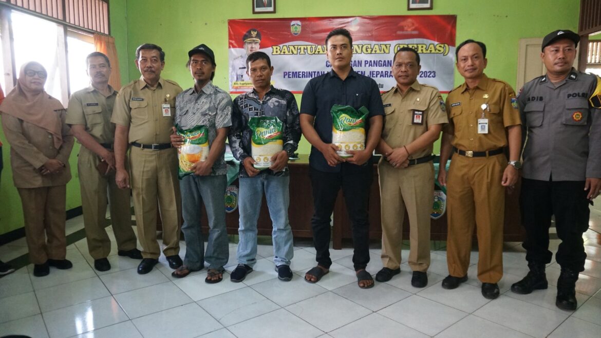 7.157 Nelayan Jepara Terima Bantuan Beras