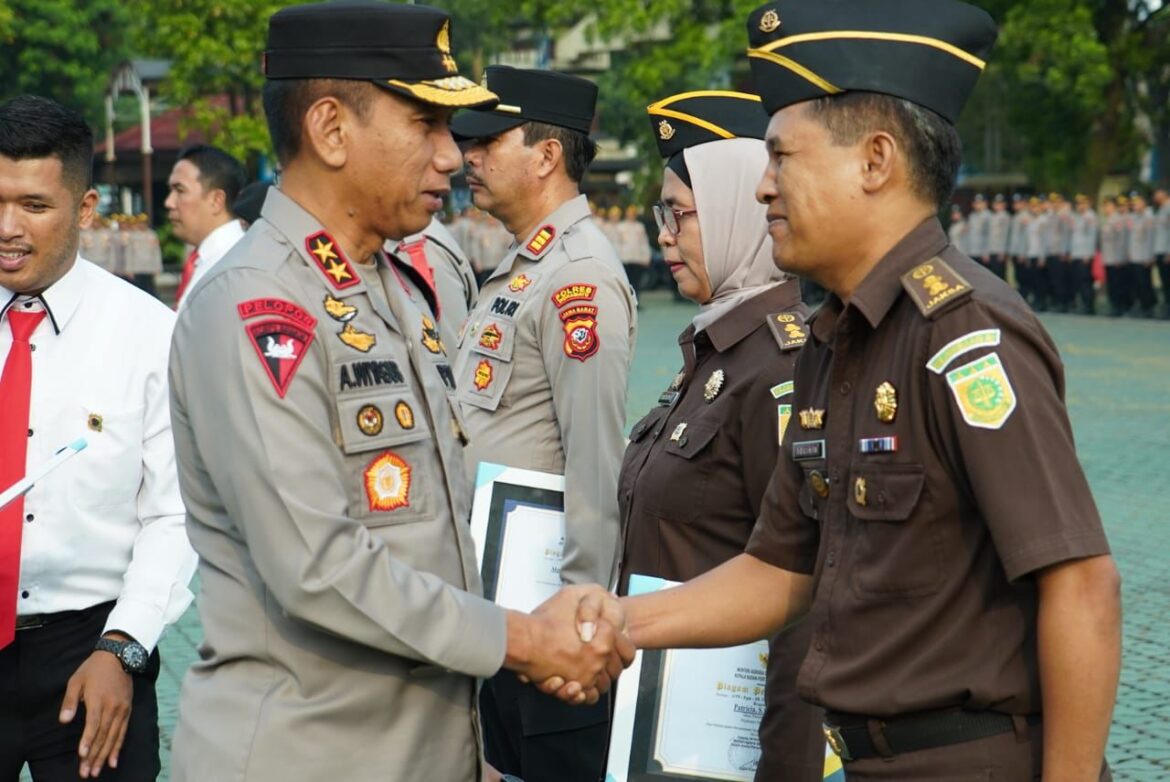 Kapolda Jabar Pimpin Upacara Pemberian Piagam Penghargaan Dan Penyematan Pin Emas Kepada Tim Satgas