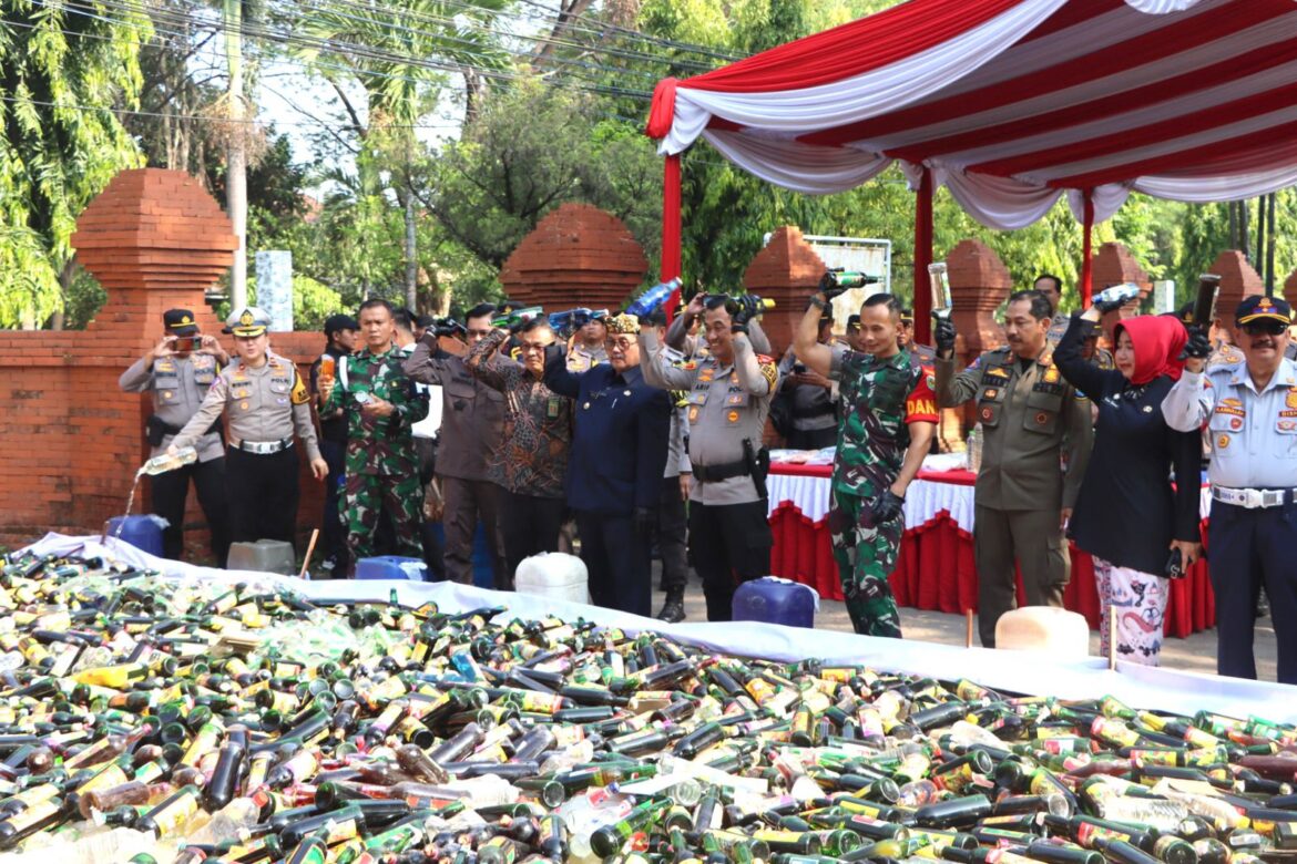 Jelang Operasi Lilin Lodaya, Polresta Cirebon Musnahkan Ribuan Miras Berbagai Merek