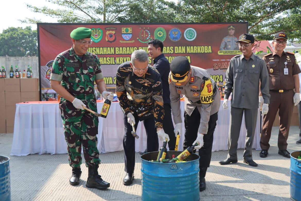 Jelang Nataru, Polres Cirebon Kota Musnahkan Puluhan Ribu Miras dan Obat Terlarang