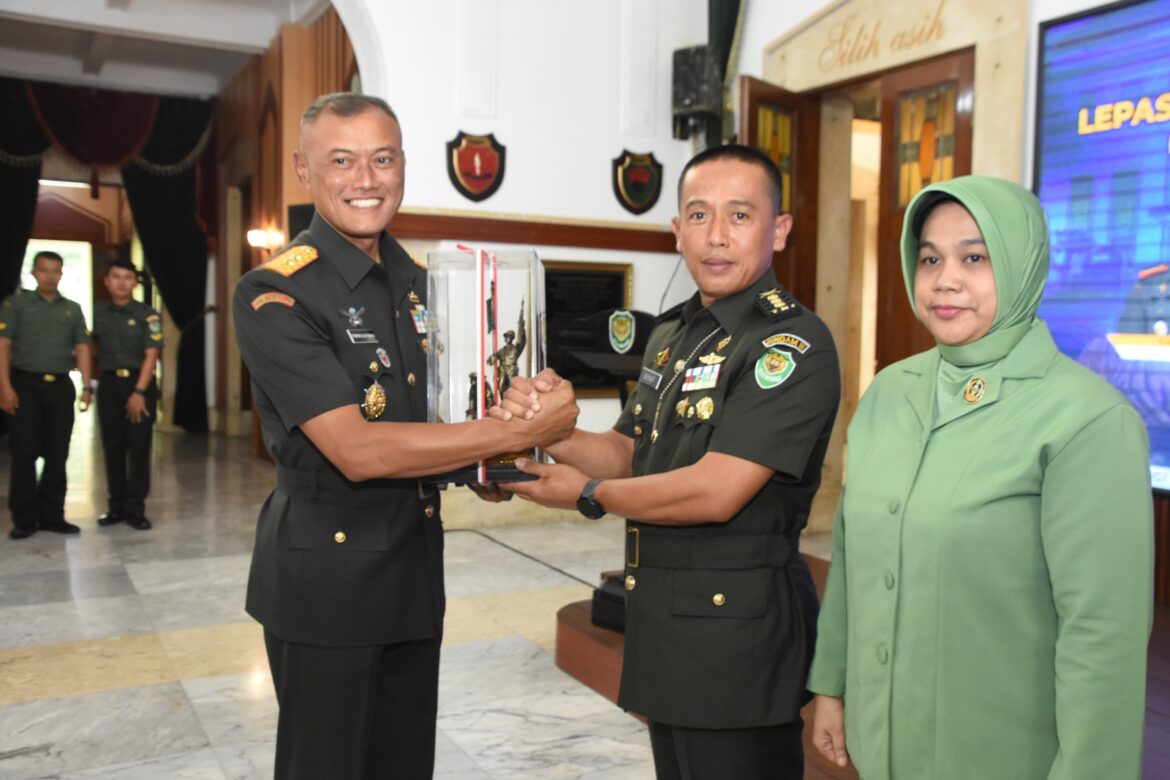Pangdam III/Slw Pimpin Sertijab Danrindam III/Slw
