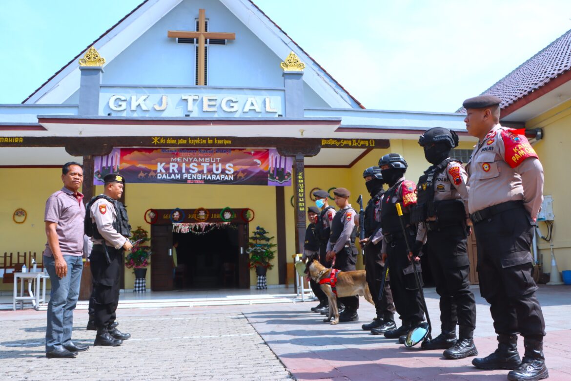 Polisi Hadir, Polres Tegal Kota Gelar Sterilisasi Gereja Jelang Perayaan Natal