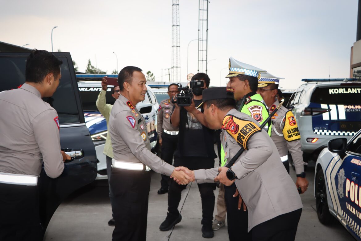 Kakorlantas Polri Tinjau Arus Balik Libur Natal di GT Palimanan Tol Cipali