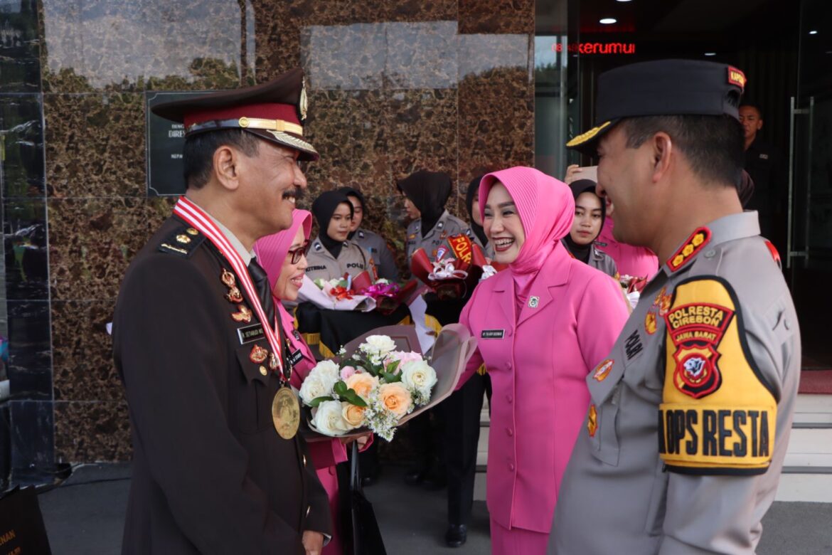Polresta Cirebon Gelar Pelepasan Wisuda Purna Bhakti Anggota Polri dan ASN 
