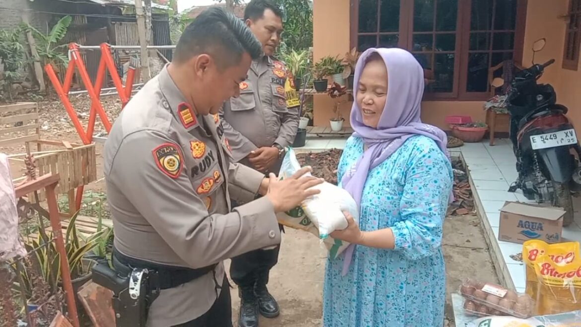 Kabid Humas Polda Jabar : Polri Peduli, Polisi Berikan Paket Sembako Kepada Korban Kebakaran