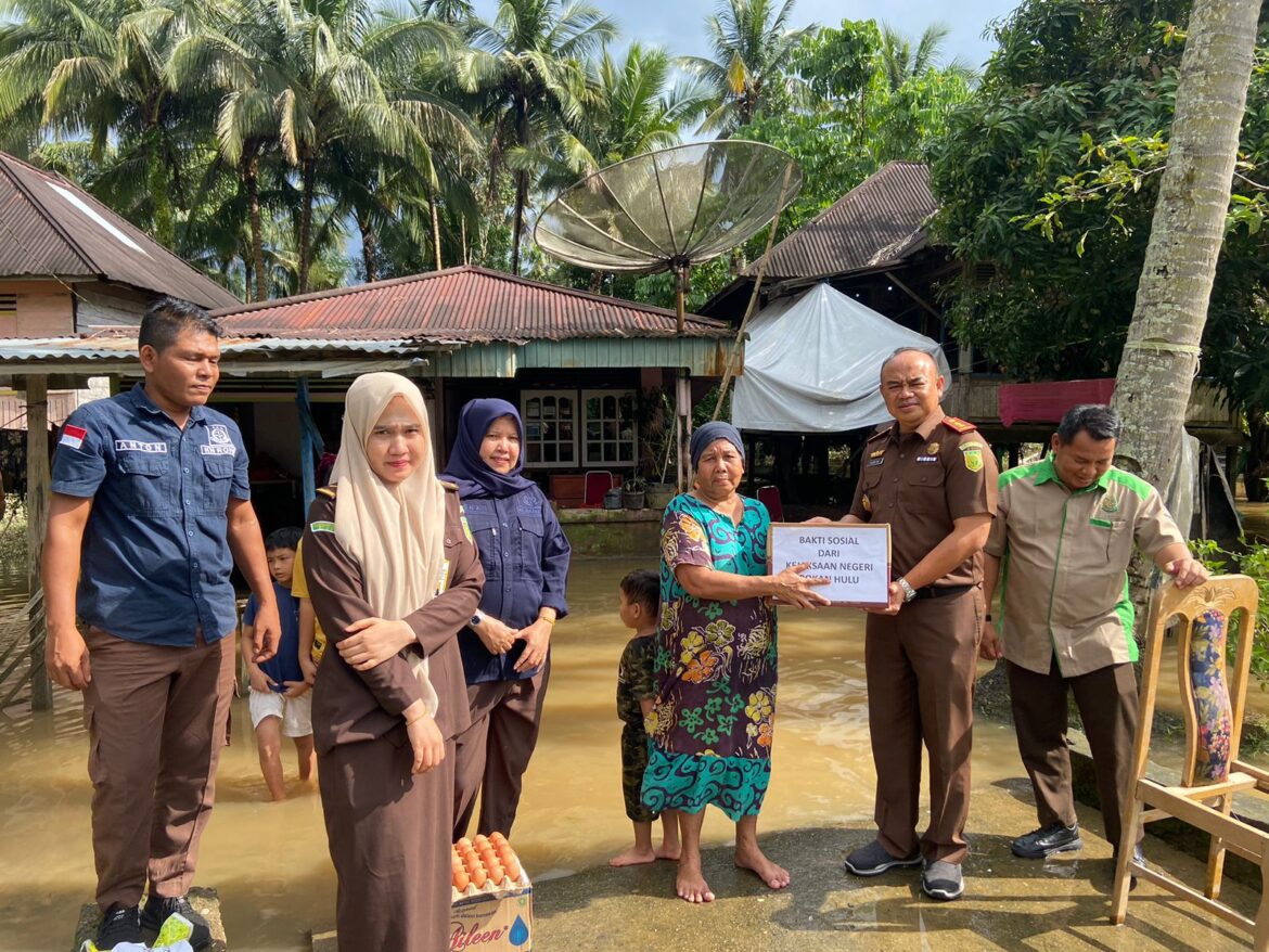 Peduli Korban Banjir, Kejari Rohul Salurkan Bantuan Ke Dapur BPBD