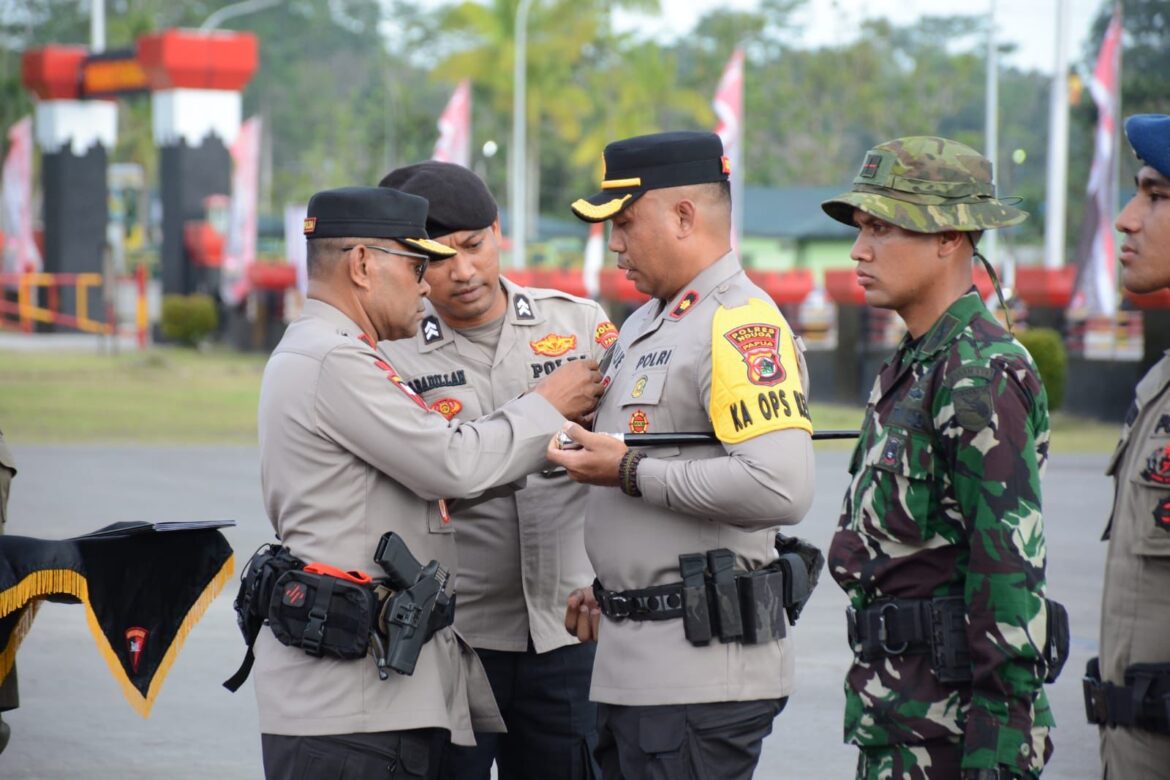 Kapolri Beri Penghargaan Pin Emas Kepada Prajurit TNI dan Anggota Polri yang tergabung dalam Satgas Operasi Damai Cartenz 2023