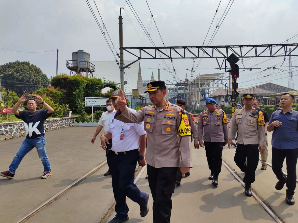 Polisi Melaksanakan Pengecekan Stasiun Kereta.