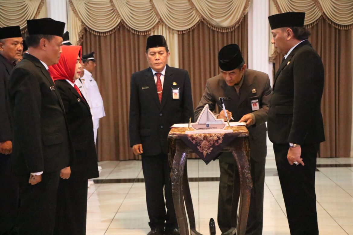 Dedy Yon Lantik dan Ambil Sumpah 81 PNS Pemkot Tegal 
