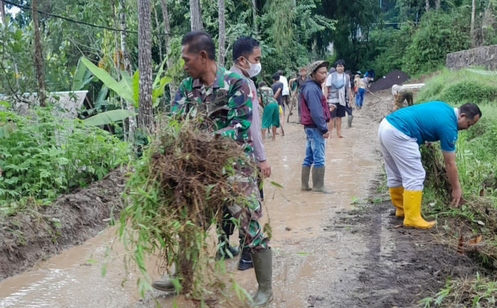Koramil 1122/ Pakenjeng Bersama Warga Gotong Royong Bersihkan saluran Air Yang Tersumbat 