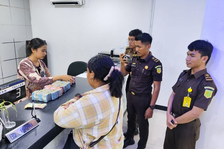 Anak Mantan Sekda di NTT Setorkan Uang Pengganti Hasil Korupsi Ayahnya ke Kejari Flotim
