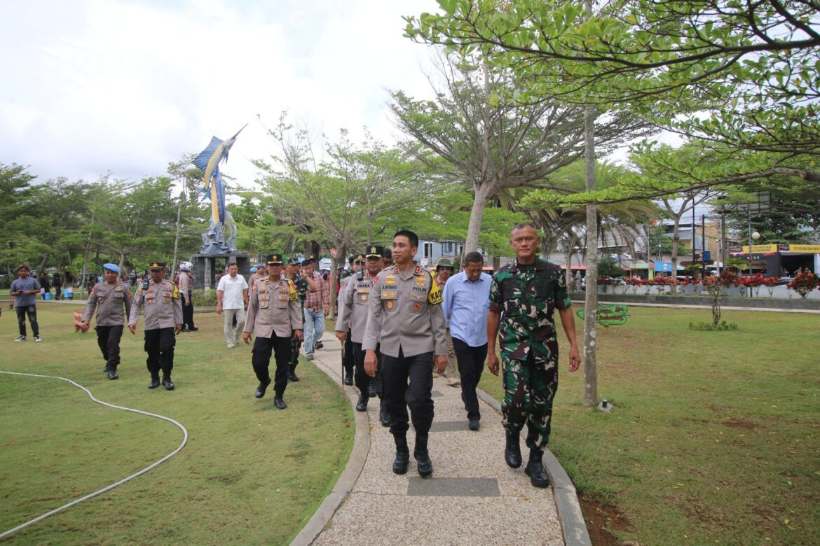 OPS Lilin Lodaya 2023, Kapolda Jabar Berssma Pangdam III/ Siliwangi Cek Kesiapan Pengamana Di Pantai Pangandaran