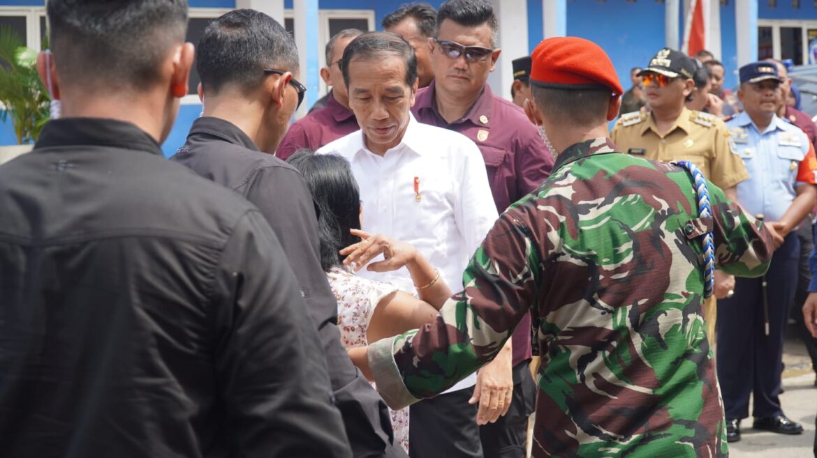 Mendarat di Kota Tegal Jokowi Sapa Warga dan Bagi Sembako
