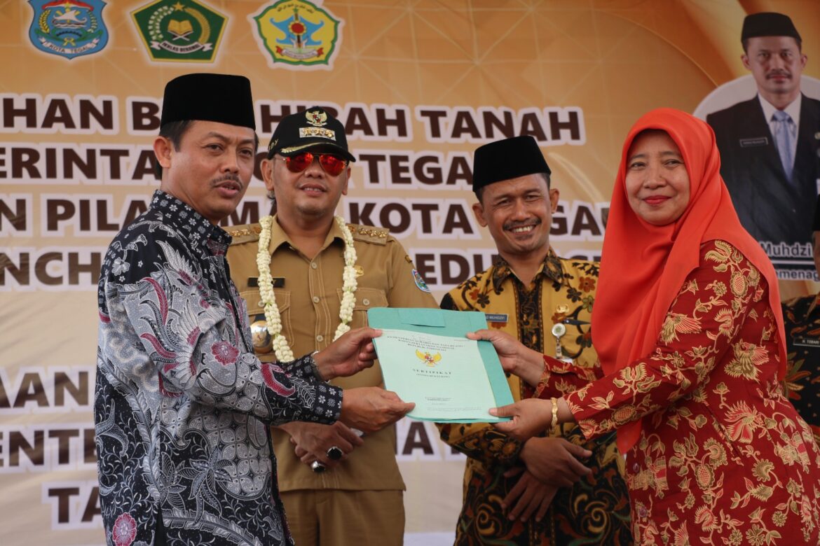 Kepala MAN dan MTS N Margadana Kota Tegal Terima BMN Hibah Tanah Pemkot Tegal