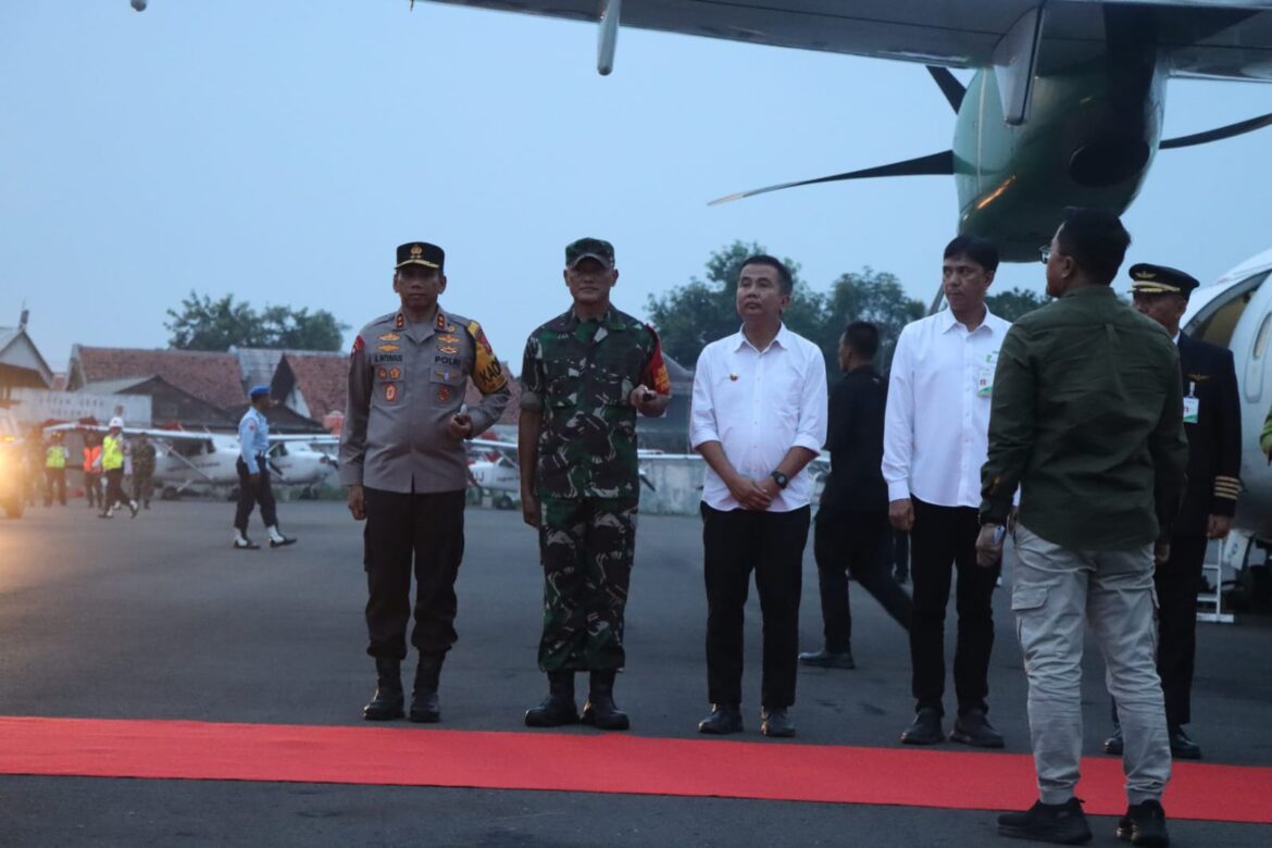 Kapolda Jabar Sambut Kedatangan Presiden RI ke-7 di Wilkum Polres Cirebon Kota