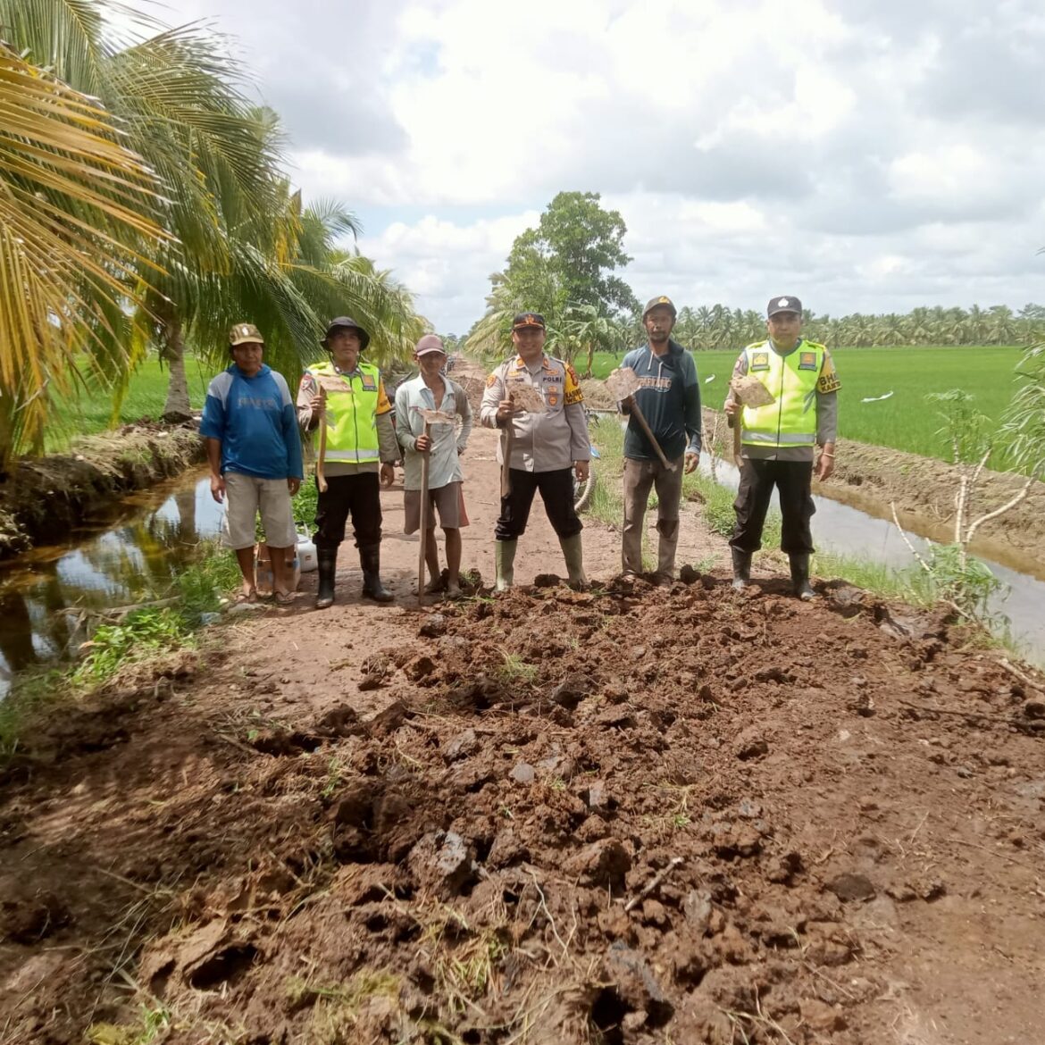 Wujud Kepedulian, Kaposek Lalan Bersinergi Bantu Warga Perbaiki Jalan Yang Rusak