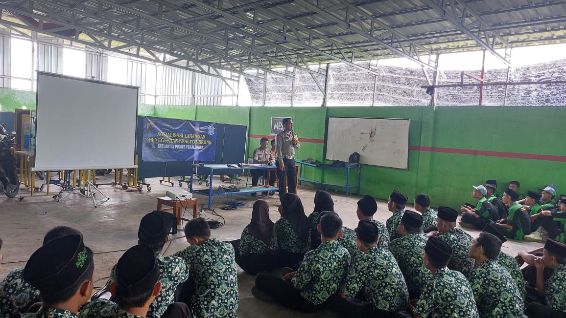Police Goes to School, Unit Kamsel Sat Lantas Polres Pekalongan Sosialisasikan Larangan Penggunaan Knalpot Tidak Standar (Knalpot Brong)