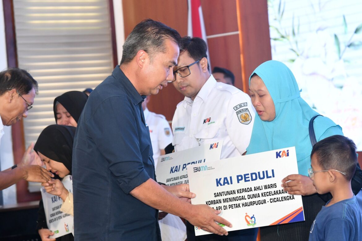 Bey Machmudin Serahkan Santunan Korban Kecelakaan Kereta Api di Cicalengka