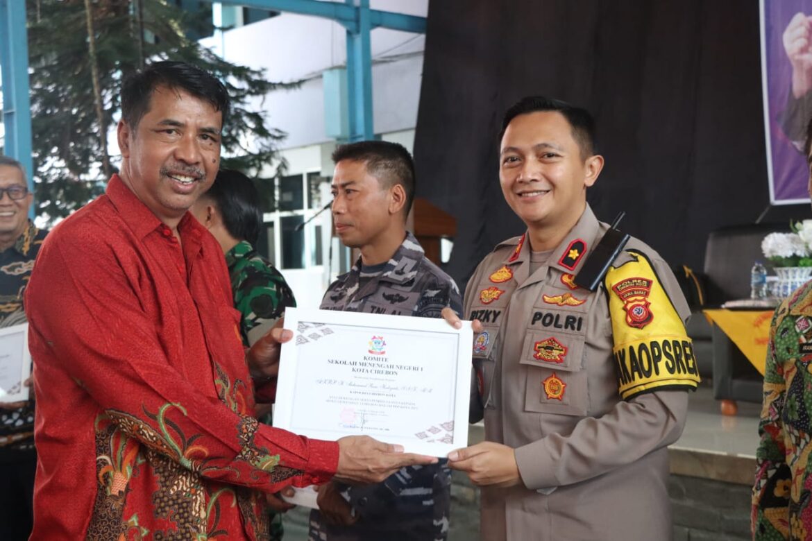 Kapolres Cirebon Kota Raih Penghargaan Dari Komite SMAN 1 Kota Cirebon