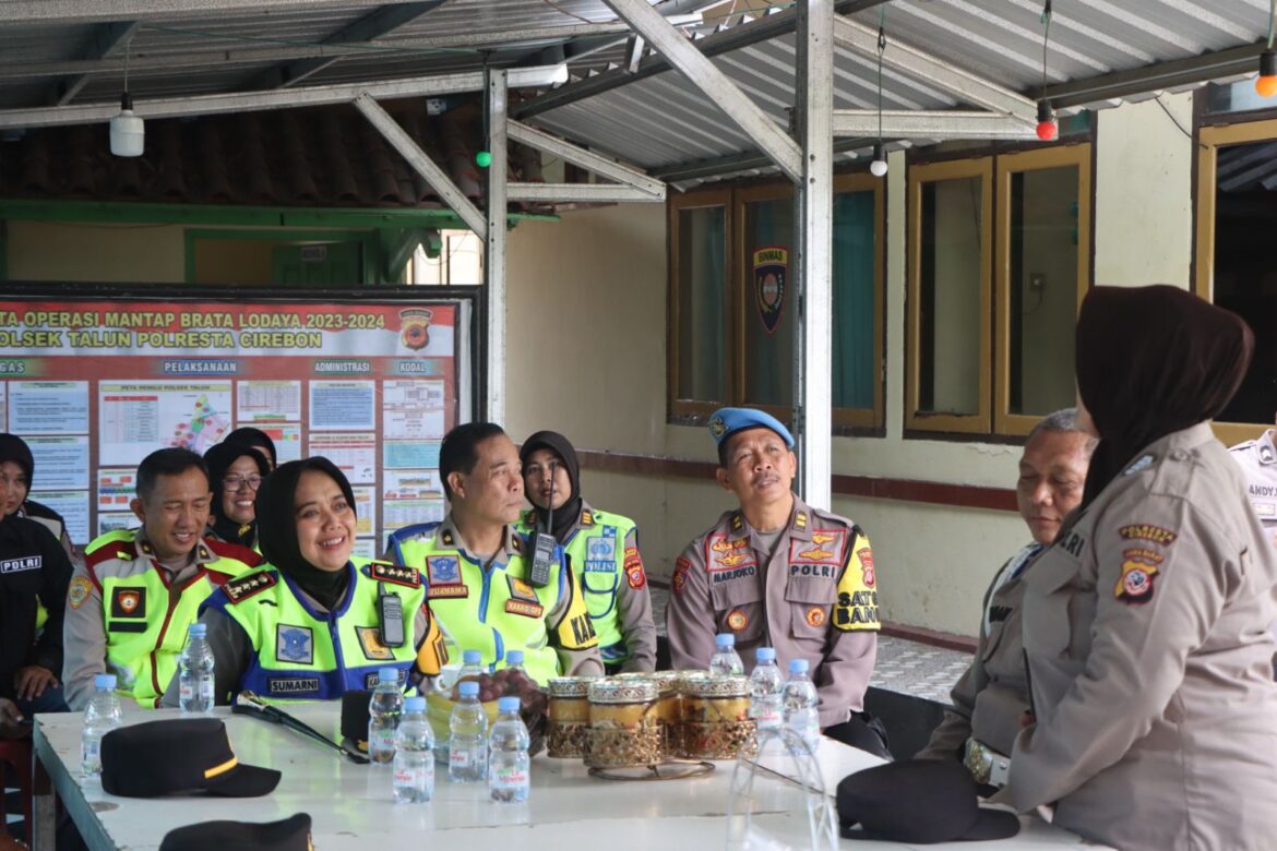 Kapolresta Cirebon Kunjungi Sejumlah Polsek Jajaran Cek Pelayanan Publik dan Beri Motivasi Kerja Kepada Anggota