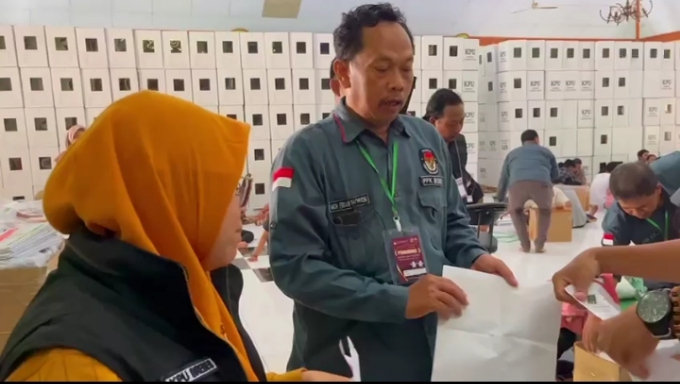 KPU Brebes Mulai Lipat dan Sortir Surat Suara Pemilu 2024
