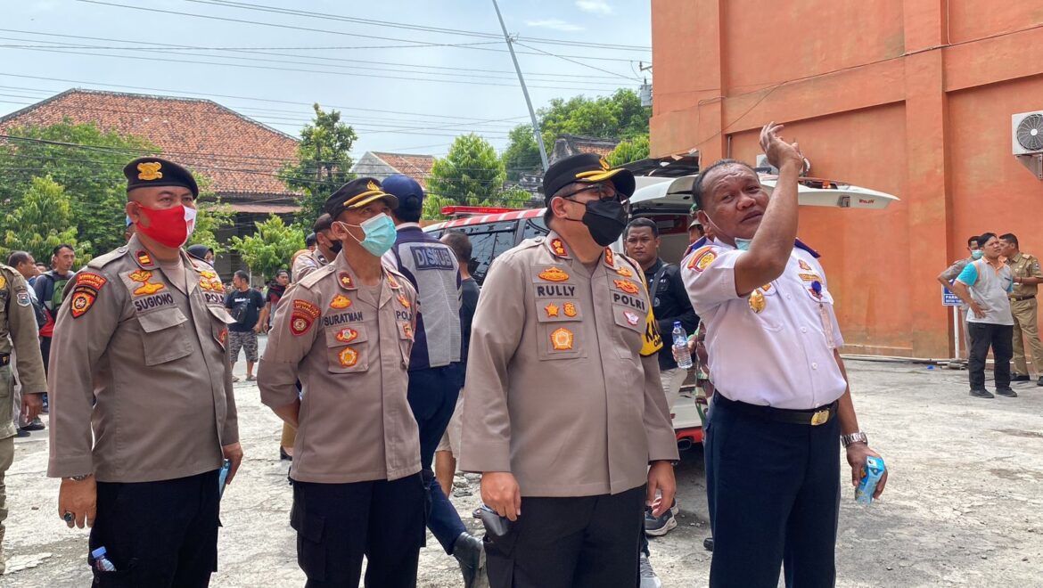 Kebakaran Tempat Karaoke, Polres Tegal Kota Kerahkan Mobil AWC Bantu Padamkan Api