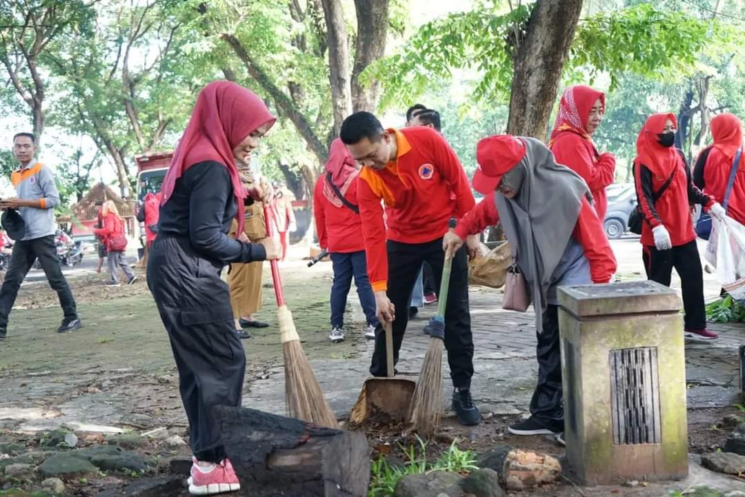 Gerot Wisata di Wayblerang, Bunda Win Tampak Turut Langsung Bersihkan Lokasi