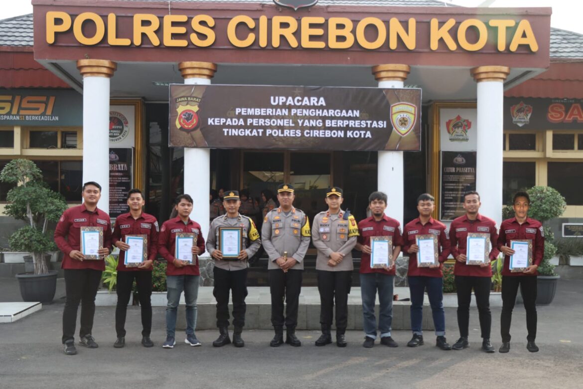 Berprestasi, 8 Personel Humas Polres Cirebon Kota Mendapat Penghargaan Kapolres Ciko