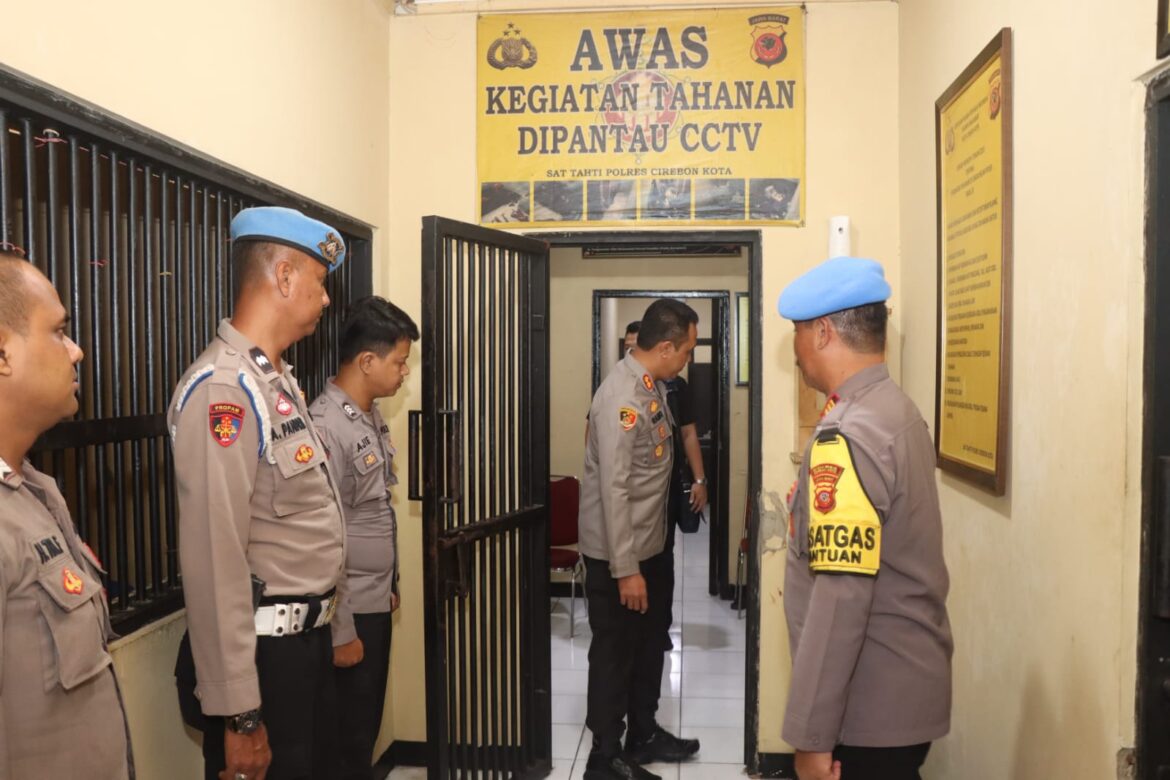 Pastikan Kondisi Tahanan, Kapolres Ciko Cek Rutan Polres Cirebon Kota