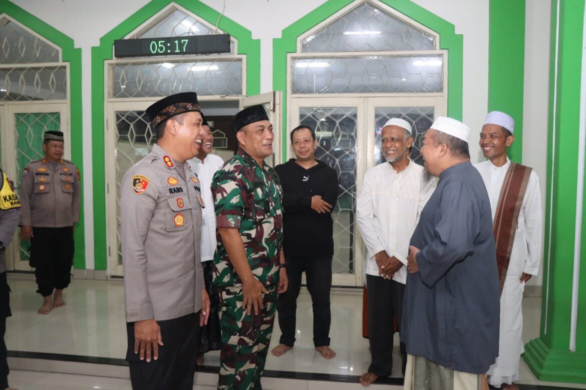 Kapolres Cirebon Kota Bersama Dandim 0614 Laksanakan Sholat Subuh Berjamaah Bersama Masyarakat Harjamukti