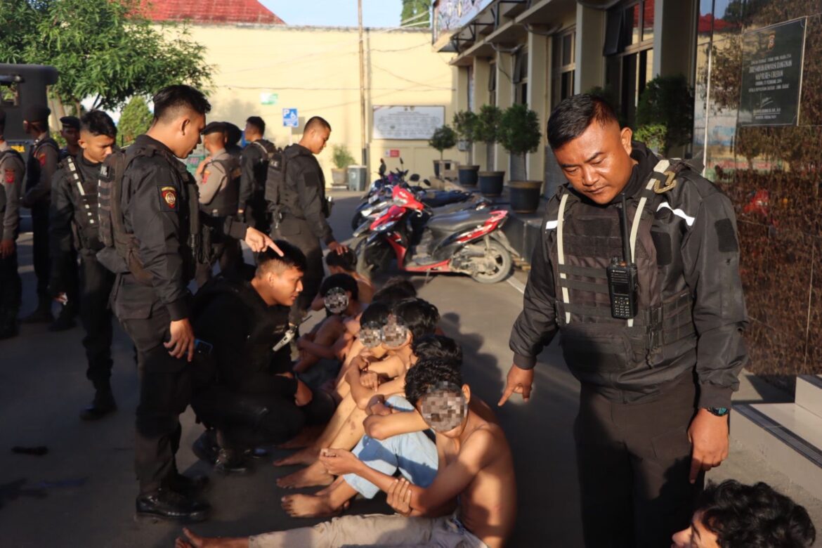 Tim Patroli Raimas Macan Kumbang 852 Polresta Cirebon Gagalkan Tawuran di Empat Lokasi, Puluhan Remaja Diamankan