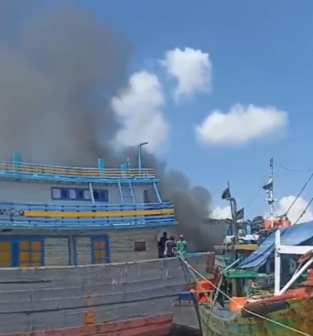 Satu Kapal Terbakar, Untungnya Babinpotmar Potong Tali Kapal Selamatkan Puluhan Kapal Lain