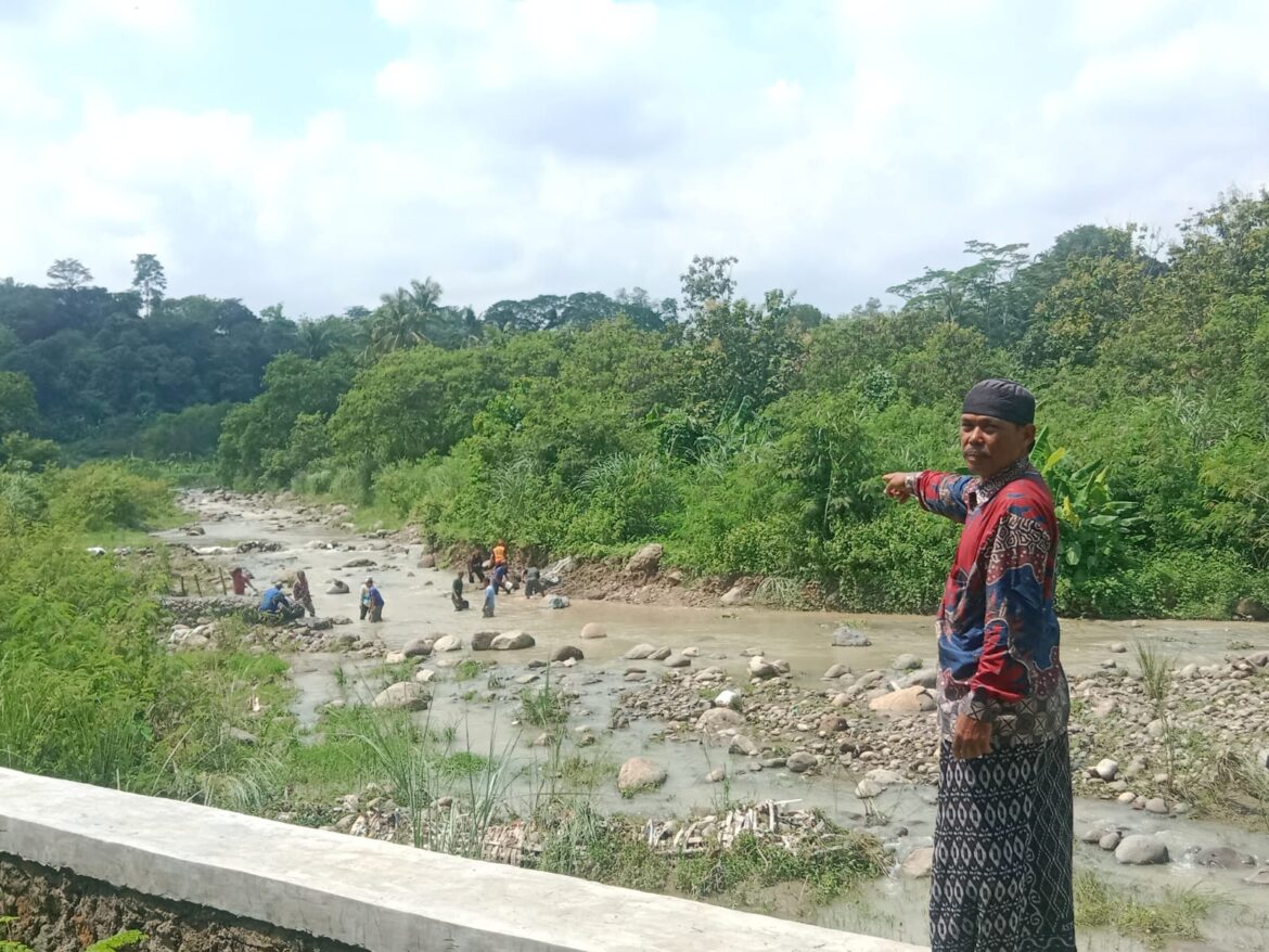 Antisipasi Longsor Warga Benda Kerep Buat Bronjong Penahan Air