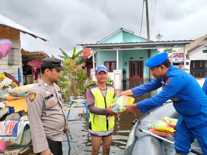 Satpolairud Polres Muba bantu evakuasi korban banjir kelurahan balai agung
