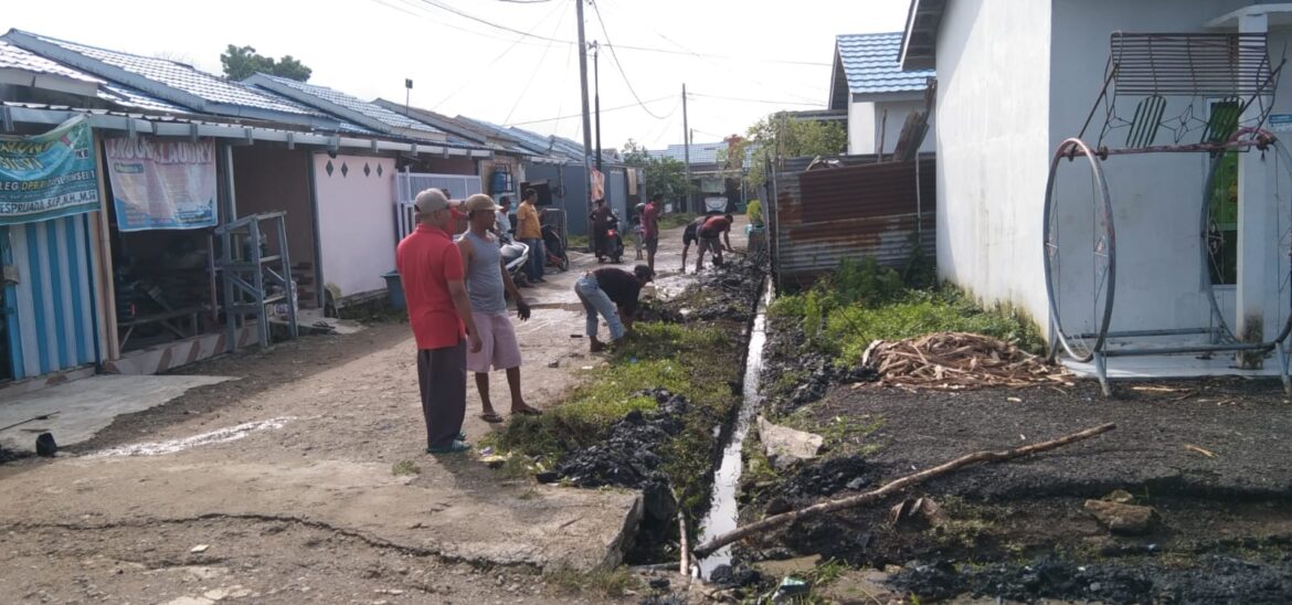 Ketua RT 34 Bersama wlWarga Pondok Asri Gotong Royong Untuk Hindari DBD