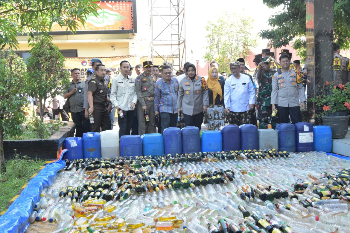 Dalam Rangka Menjaga Kondusifitas Kamtibmas, Polresta Cirebon Musnahkan Ribuan Miras dan Knalpot Tidak Sesuai Spesifikasi Teknis