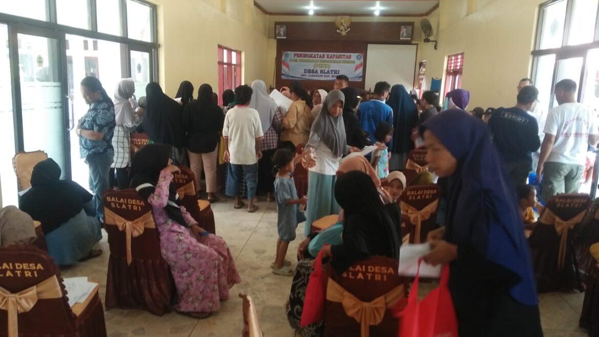 Dinas Kependudukan Dan Catatan Sipil Lakukan Exelent Service Di- Desa Slatri Dengan Jemput Bola 