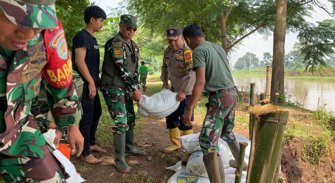 Sinergitas TNI Polri Memperbaiki Jalan Longsor di Bojong Soang
