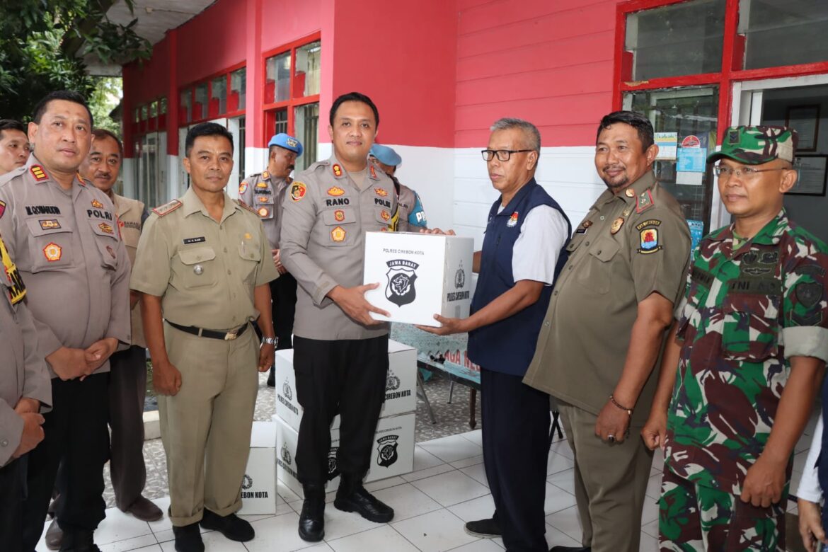Pastikan Sarana dan Prasarana Aman, Kapolres Cirebon Kota Tinjau Gudang Logistik KPU Kecamatan Gunung Jati