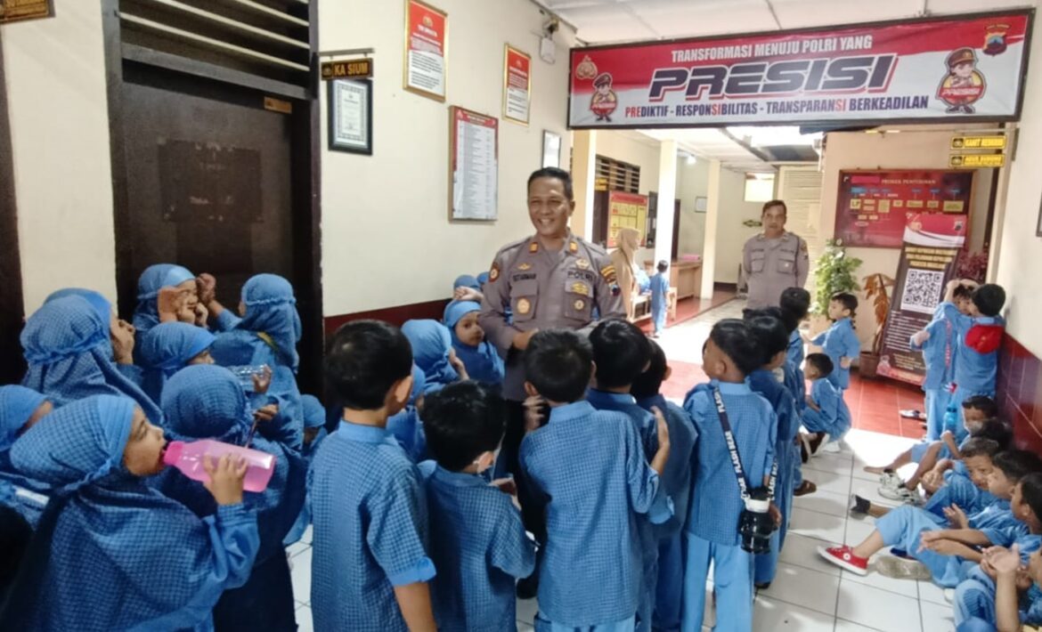 Siswa-Siswi PAUD dan TK Al Amien Secang Kunjungi Polsek Secang