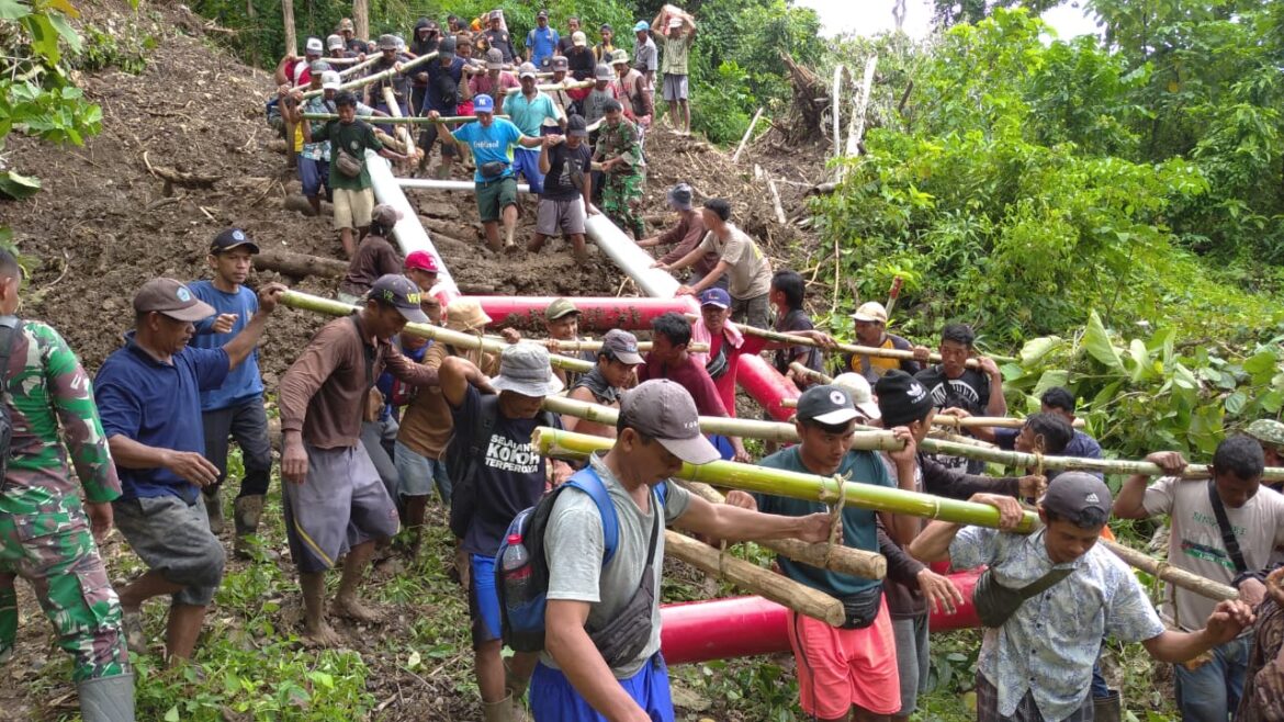 Relawan dan Warga Tonjong Gotong Royong Angkat Tiang Jembatan Gantung 